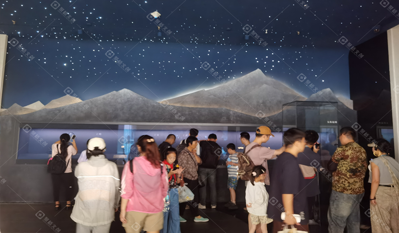 1758941556827.png 行為心理學應用:展館如何通過細微的路徑引導,使參觀流量自然均衡而不擁堵?.png